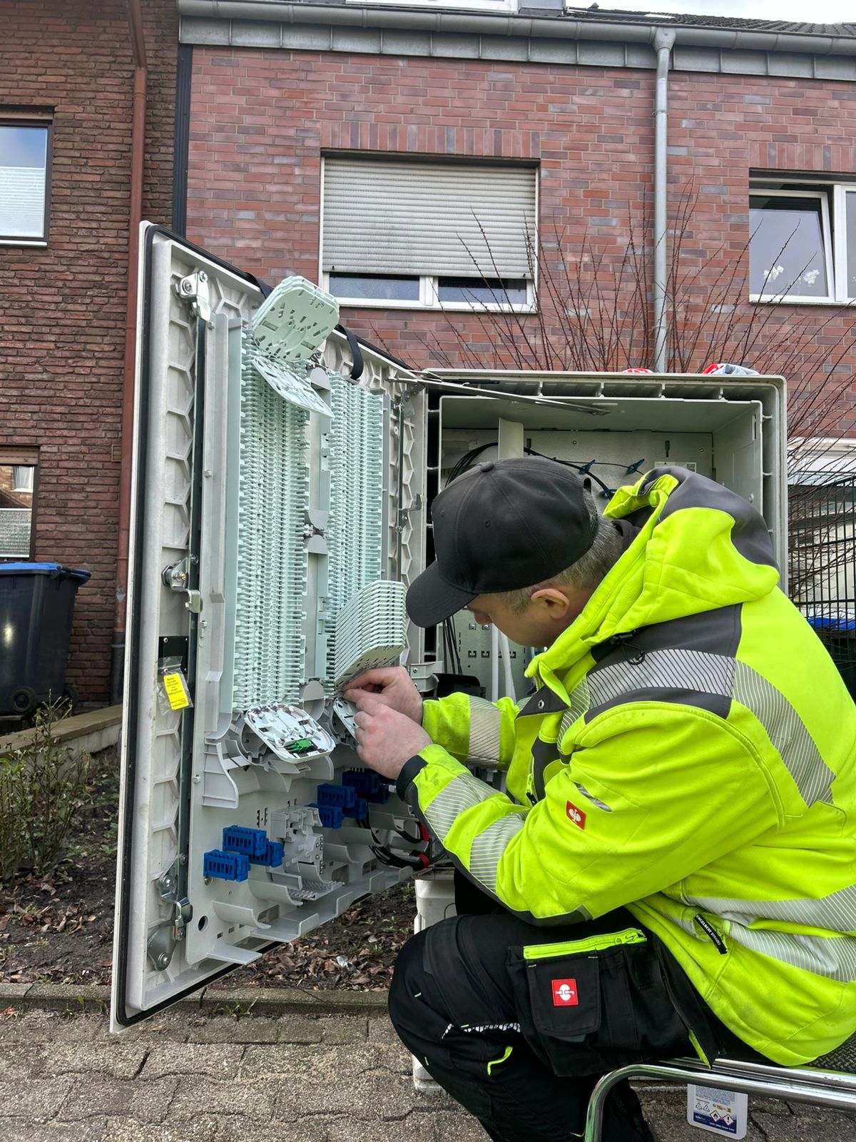 Techniker bei Glasfaser-Verteilerschrank-Arbeiten